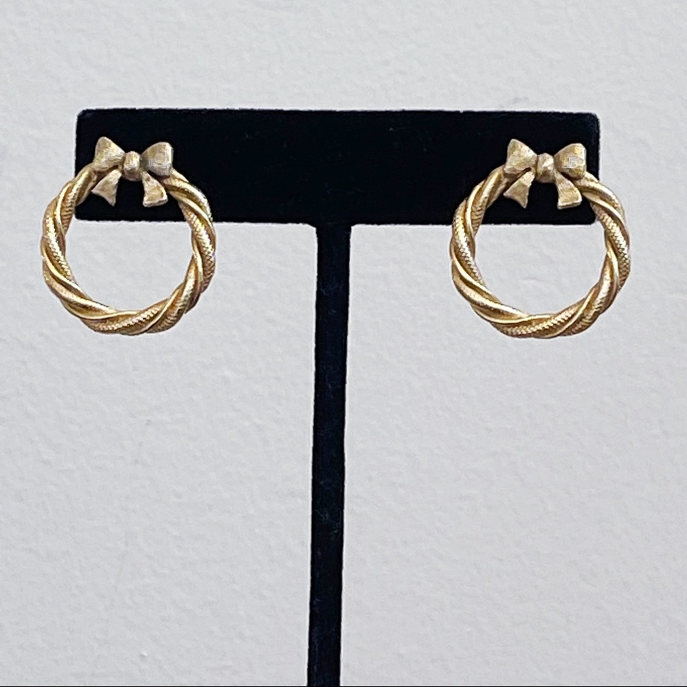 Vintage Gold Tone Ribbon Wreath Round Pierced Earrings Christmas Festive 1”